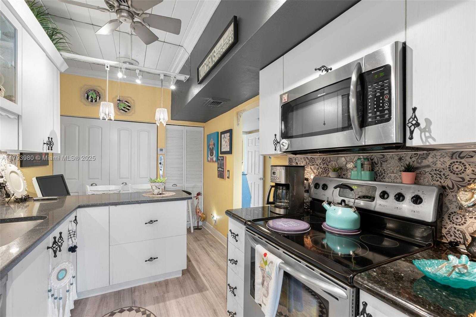Small Image of 741 EAST COCO PLUM CIR #8, Plantation Number 8