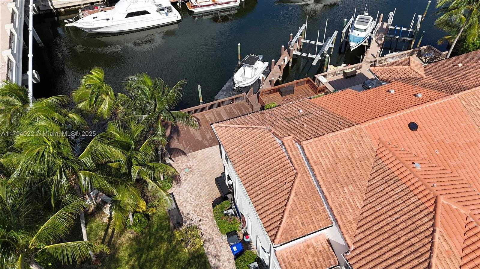 Small Image of 999 NORTH HARBOR VW N, Hollywood Number 2