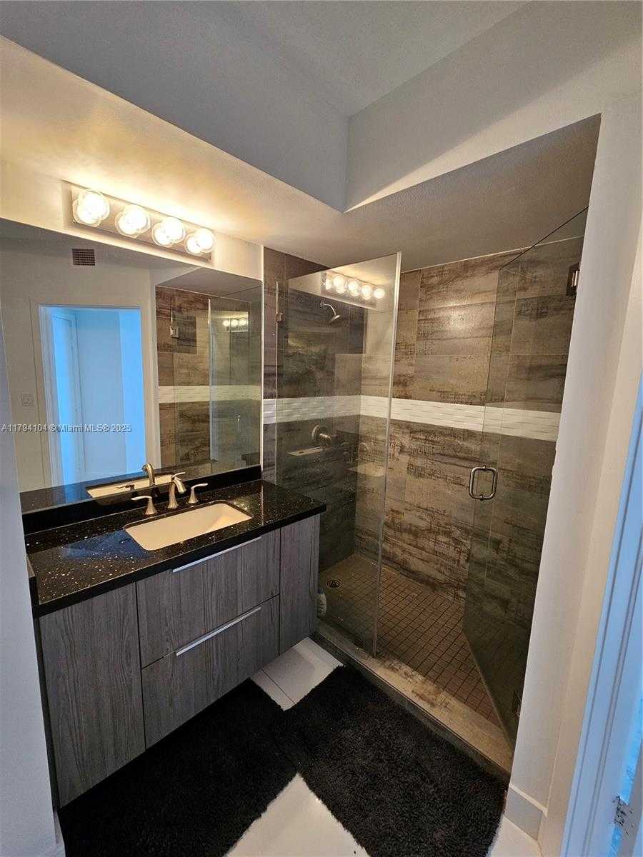 Small Image of 1330 WEST AVE #2805, Miami Beach Number 3