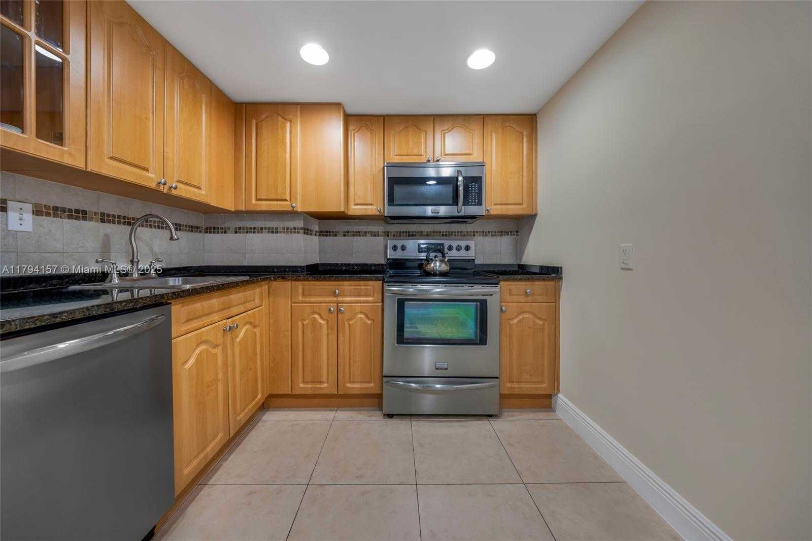 Small Image of 100 BAYVIEW DR #1403, Sunny Isles Beach Number 13