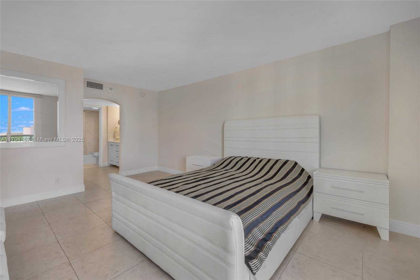 Small Image of 100 BAYVIEW DR #1403, Sunny Isles Beach Number 16