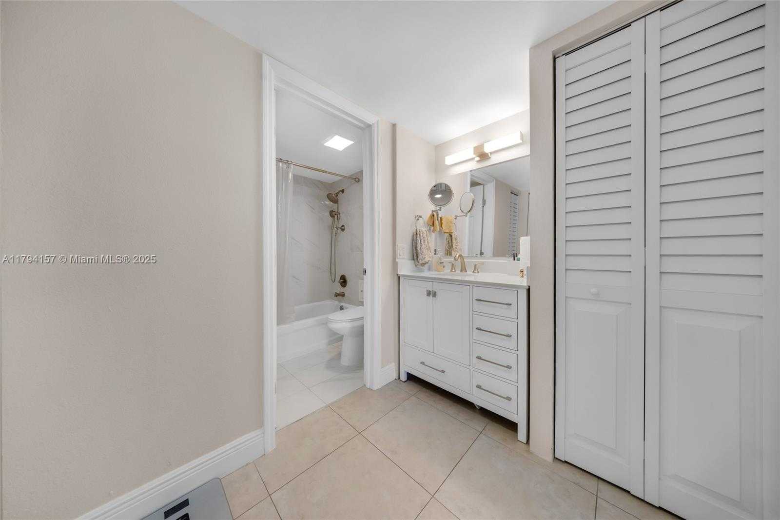 Small Image of 100 BAYVIEW DR #1403, Sunny Isles Beach Number 17