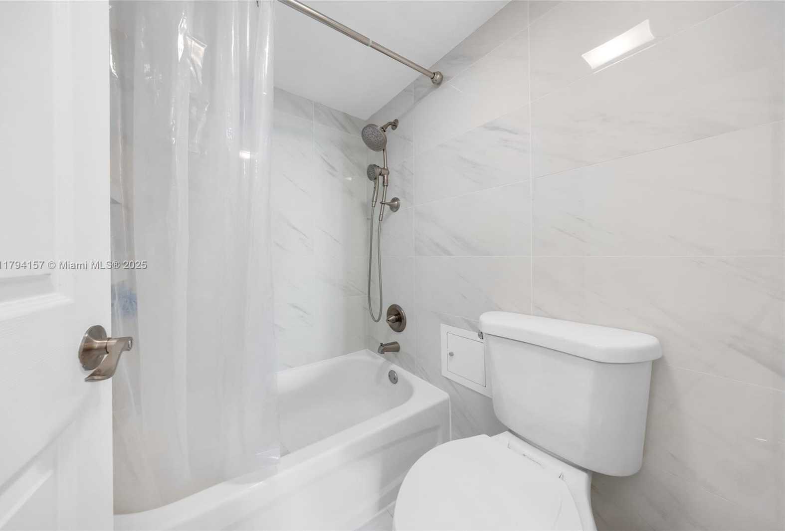 Small Image of 100 BAYVIEW DR #1403, Sunny Isles Beach Number 18