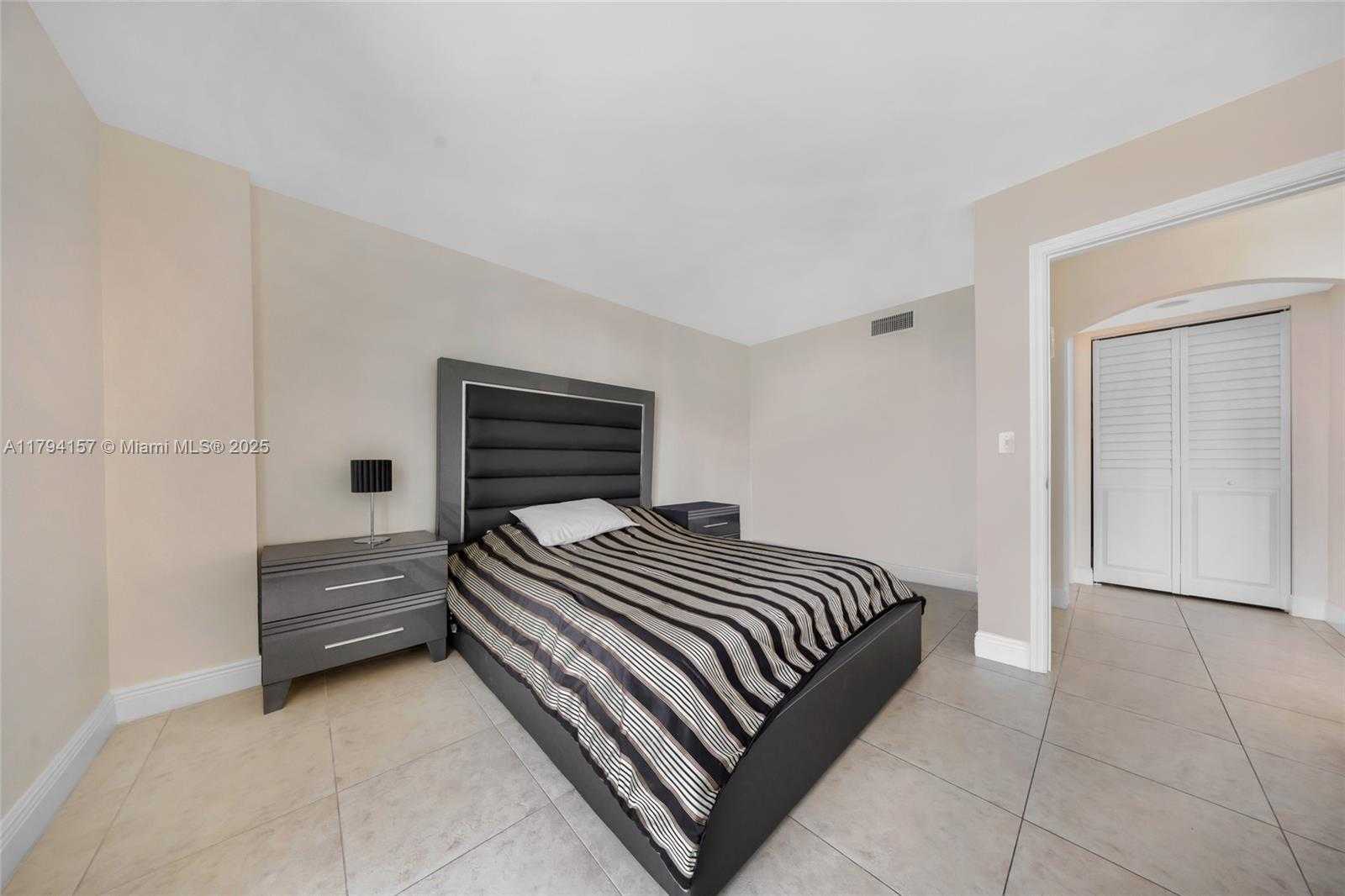 Small Image of 100 BAYVIEW DR #1403, Sunny Isles Beach Number 20
