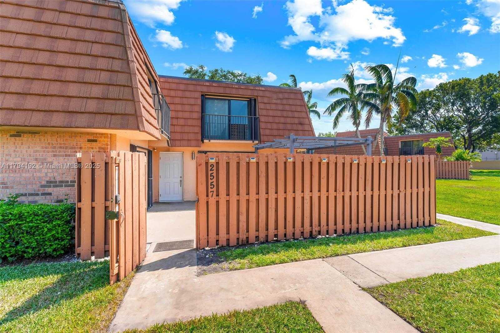 Small Image of 2557 LAKEVIEW CT #2557, Cooper City Number 23