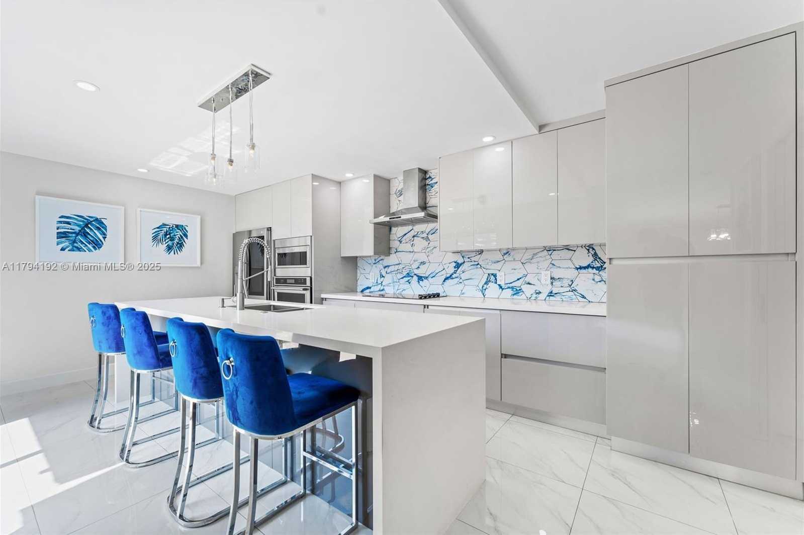 Small Image of 2557 LAKEVIEW CT #2557, Cooper City Number 3