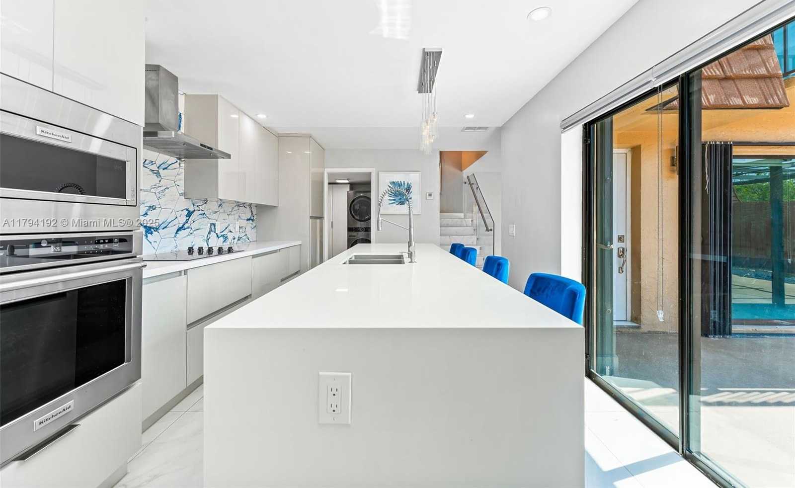Small Image of 2557 LAKEVIEW CT #2557, Cooper City Number 4