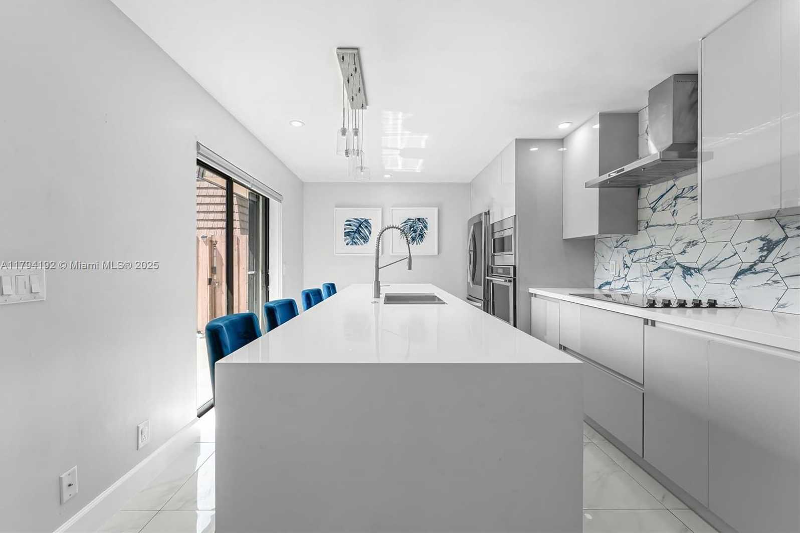 Small Image of 2557 LAKEVIEW CT #2557, Cooper City Number 5