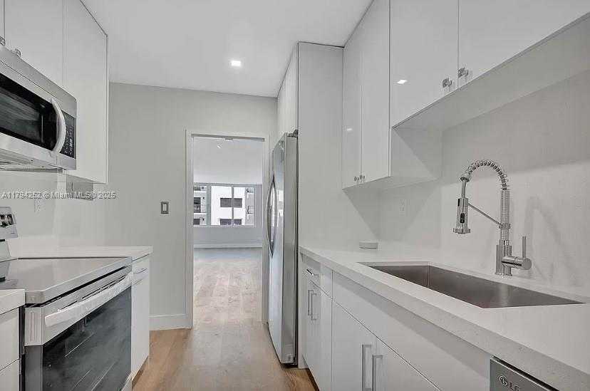 Small Image of 5401 COLLINS AVE #411, Miami Beach Number 11