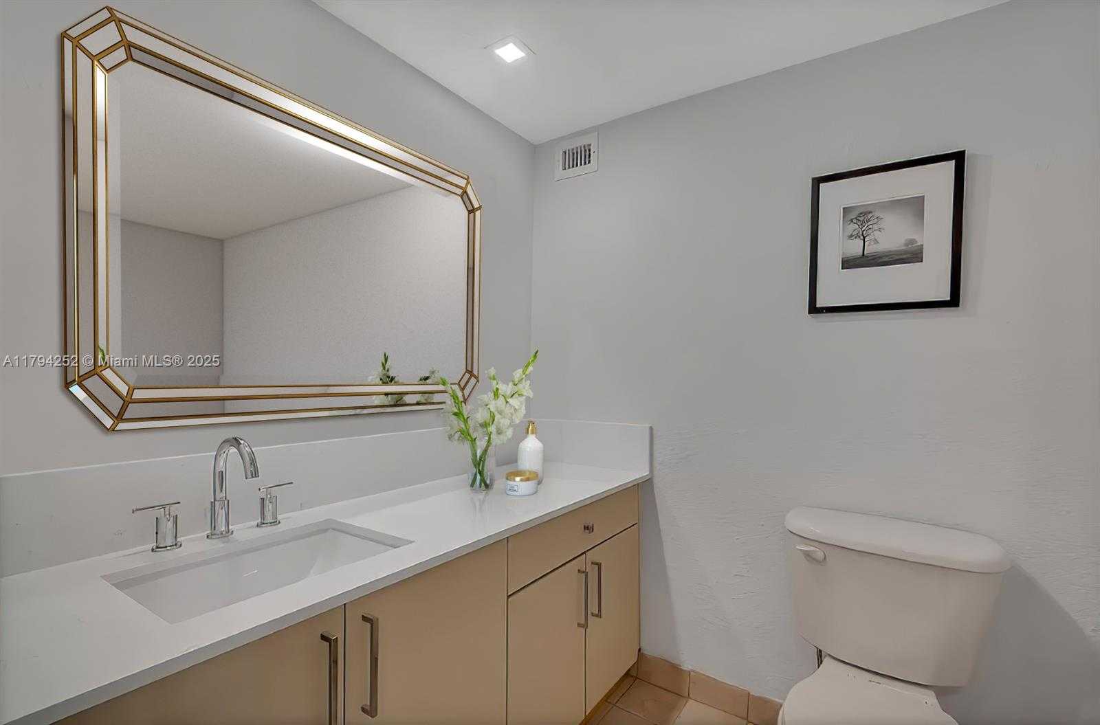 Small Image of 5401 COLLINS AVE #411, Miami Beach Number 17