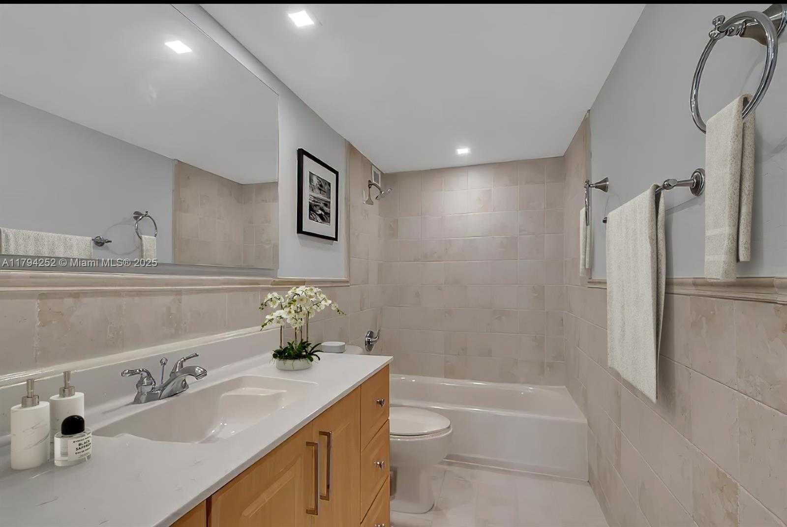 Small Image of 5401 COLLINS AVE #411, Miami Beach Number 18