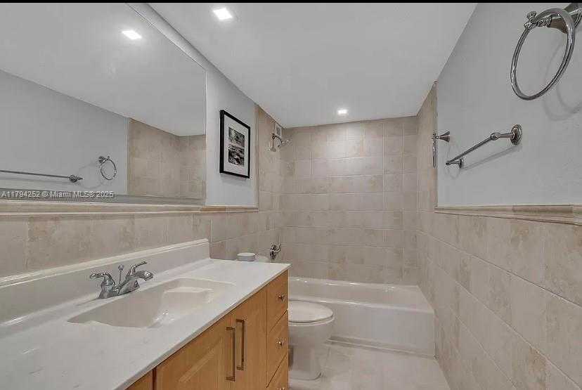 Small Image of 5401 COLLINS AVE #411, Miami Beach Number 19