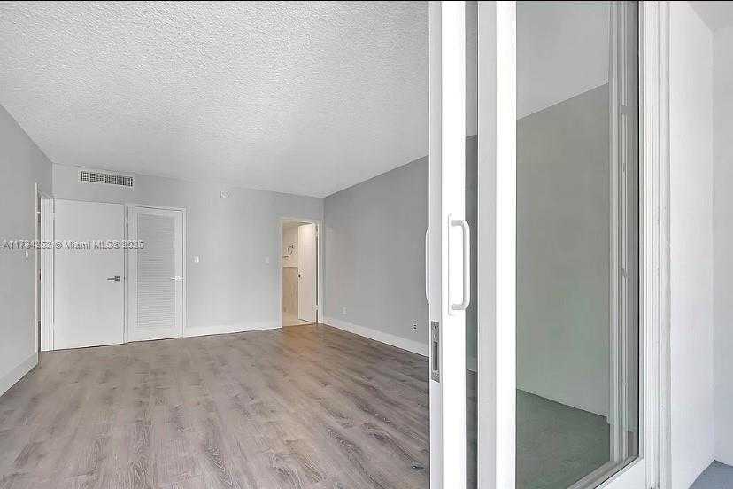 Small Image of 5401 COLLINS AVE #411, Miami Beach Number 4