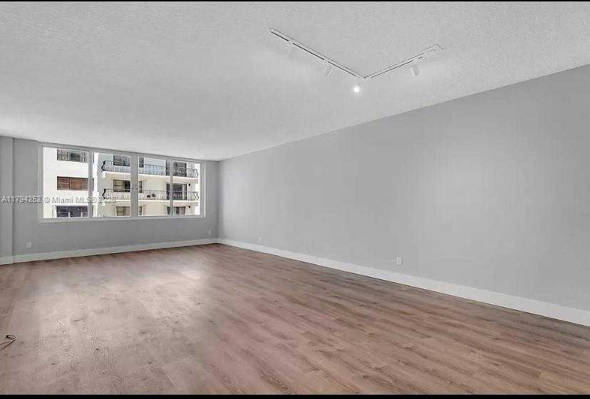 Small Image of 5401 COLLINS AVE #411, Miami Beach Number 5