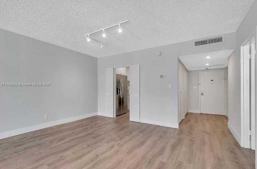 Small Image of 5401 COLLINS AVE #411, Miami Beach Number 6