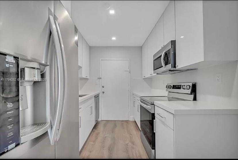 Small Image of 5401 COLLINS AVE #411, Miami Beach Number 9