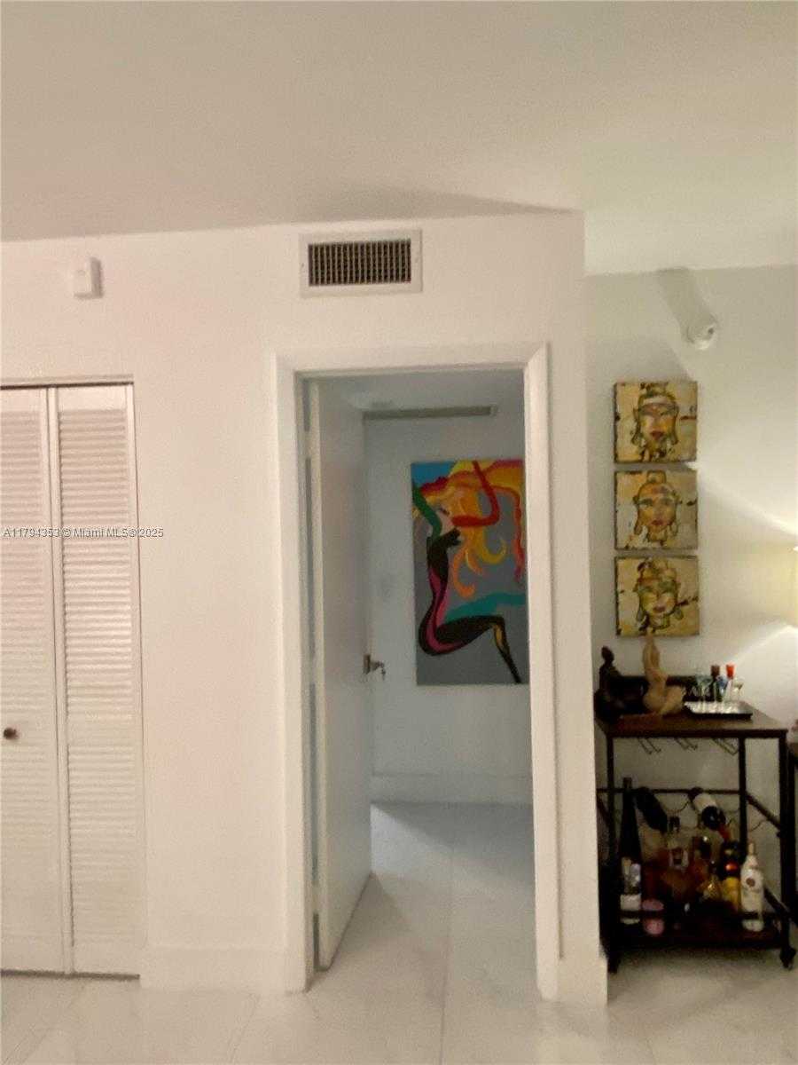 Small Image of 5600 COLLINS AVE #7V, Miami Beach Number 12