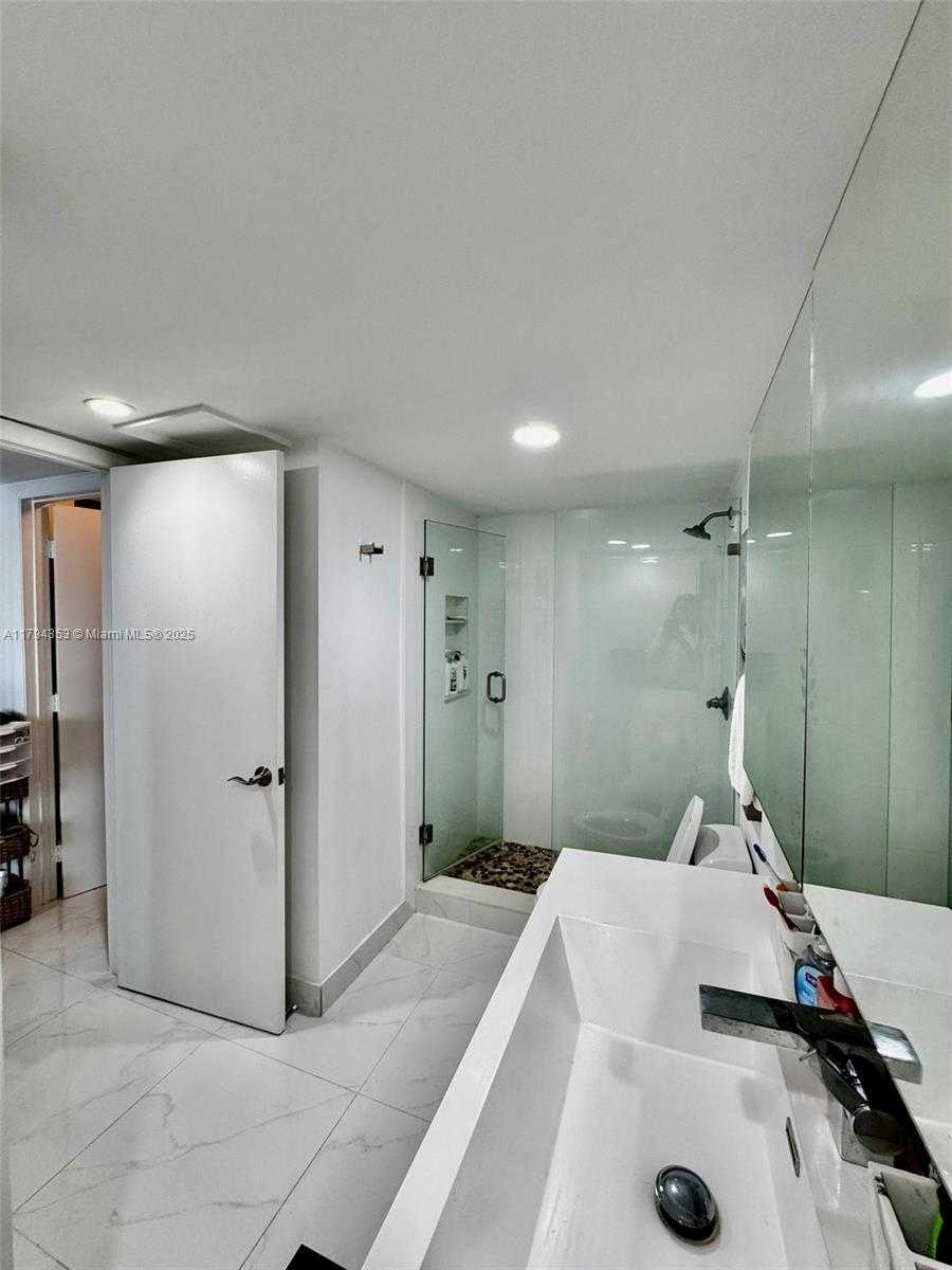 Small Image of 5600 COLLINS AVE #7V, Miami Beach Number 17
