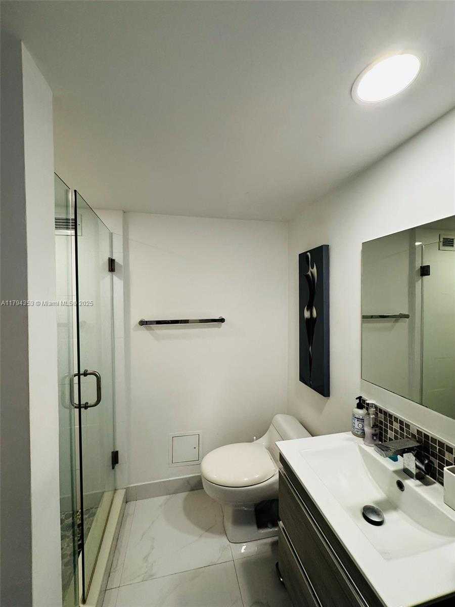 Small Image of 5600 COLLINS AVE #7V, Miami Beach Number 20