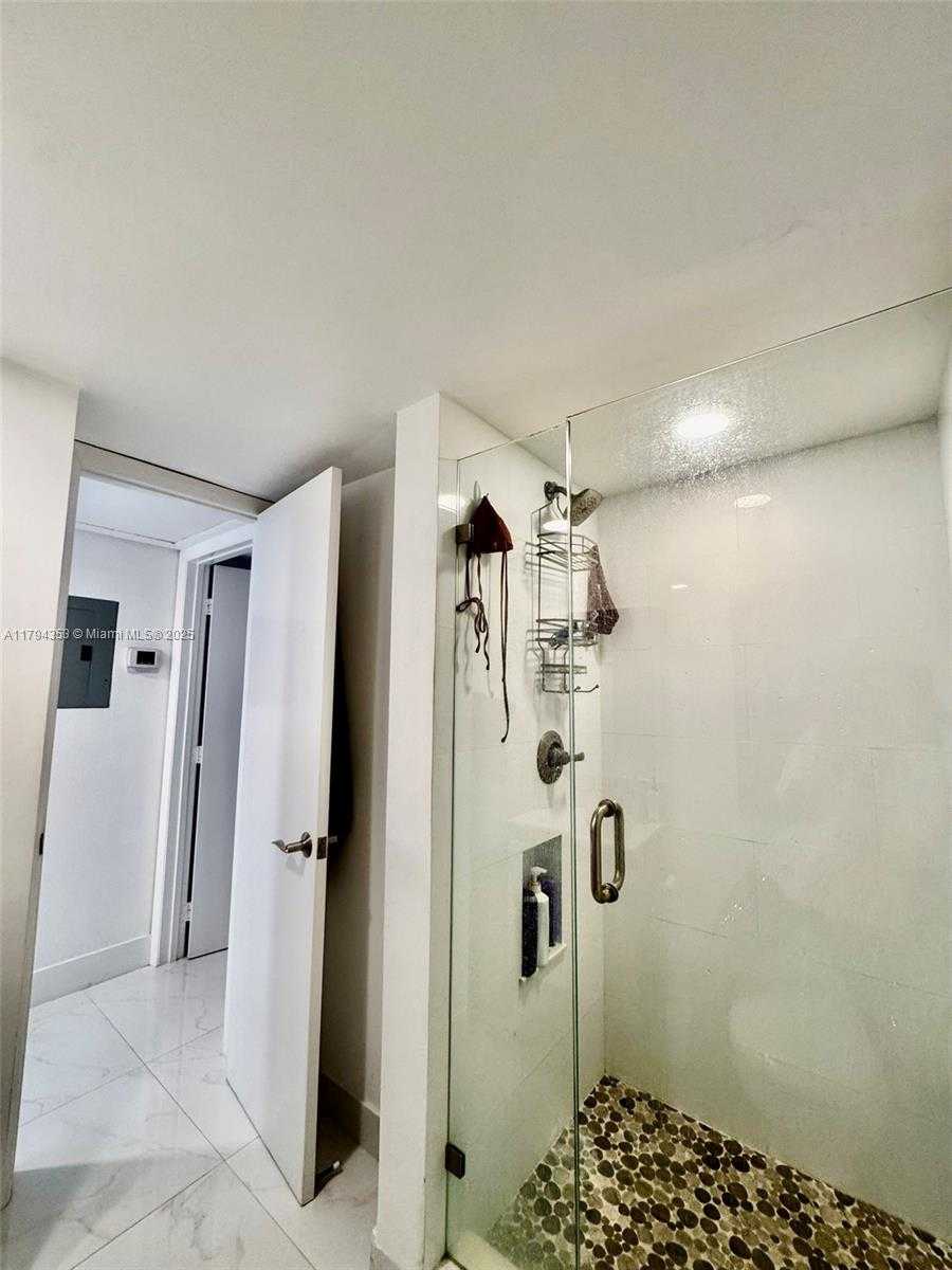 Small Image of 5600 COLLINS AVE #7V, Miami Beach Number 21