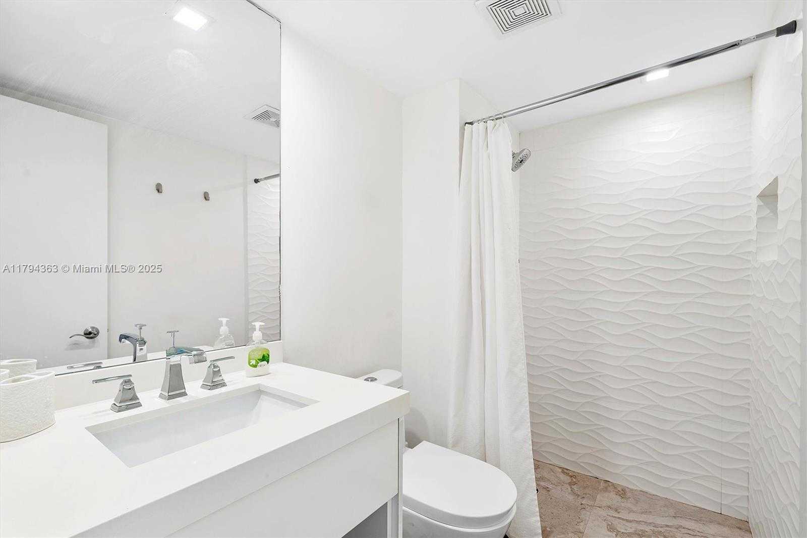 Small Image of 5555 COLLINS AVE #4B, Miami Beach Number 13