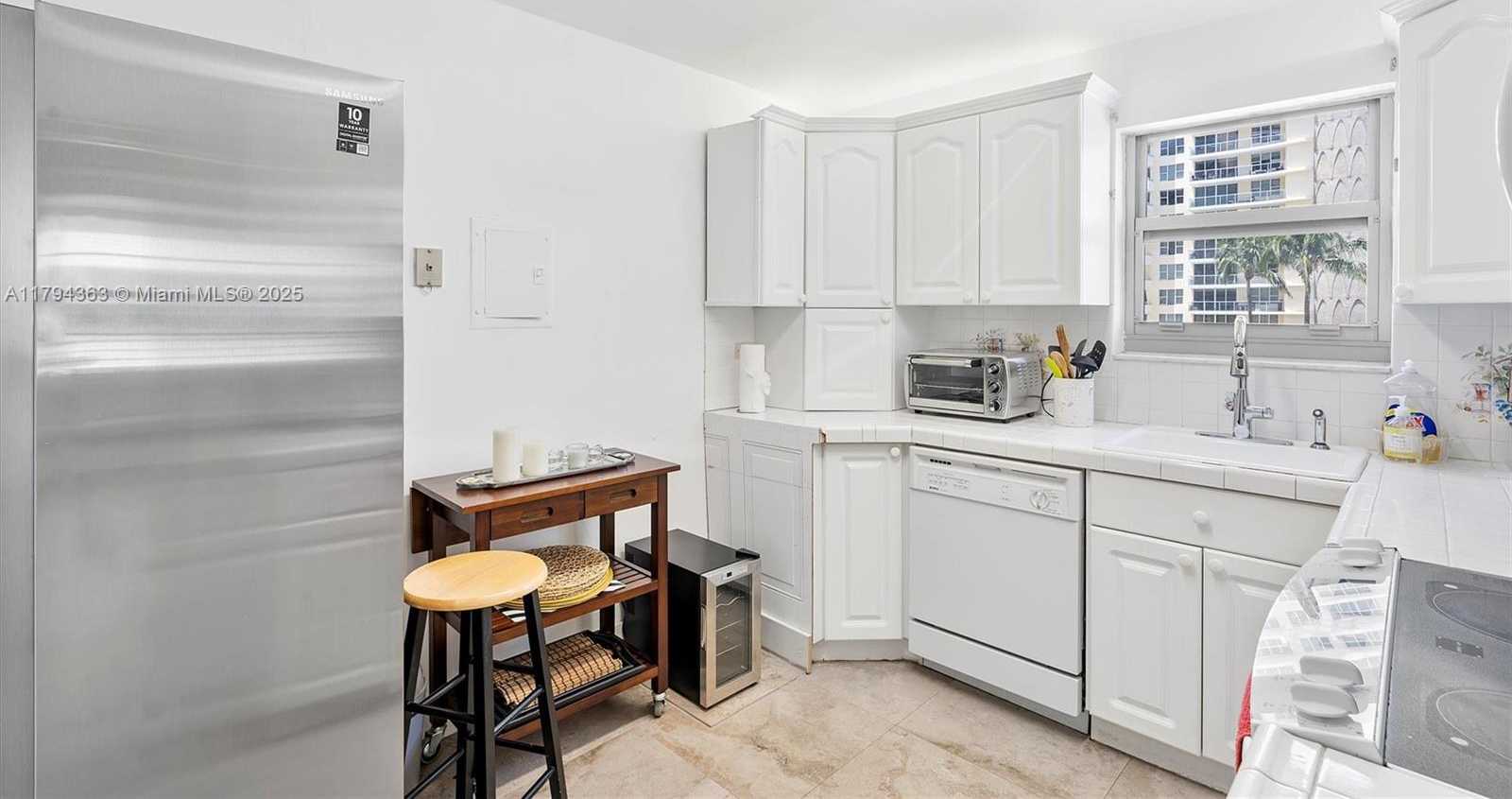 Small Image of 5555 COLLINS AVE #4B, Miami Beach Number 14