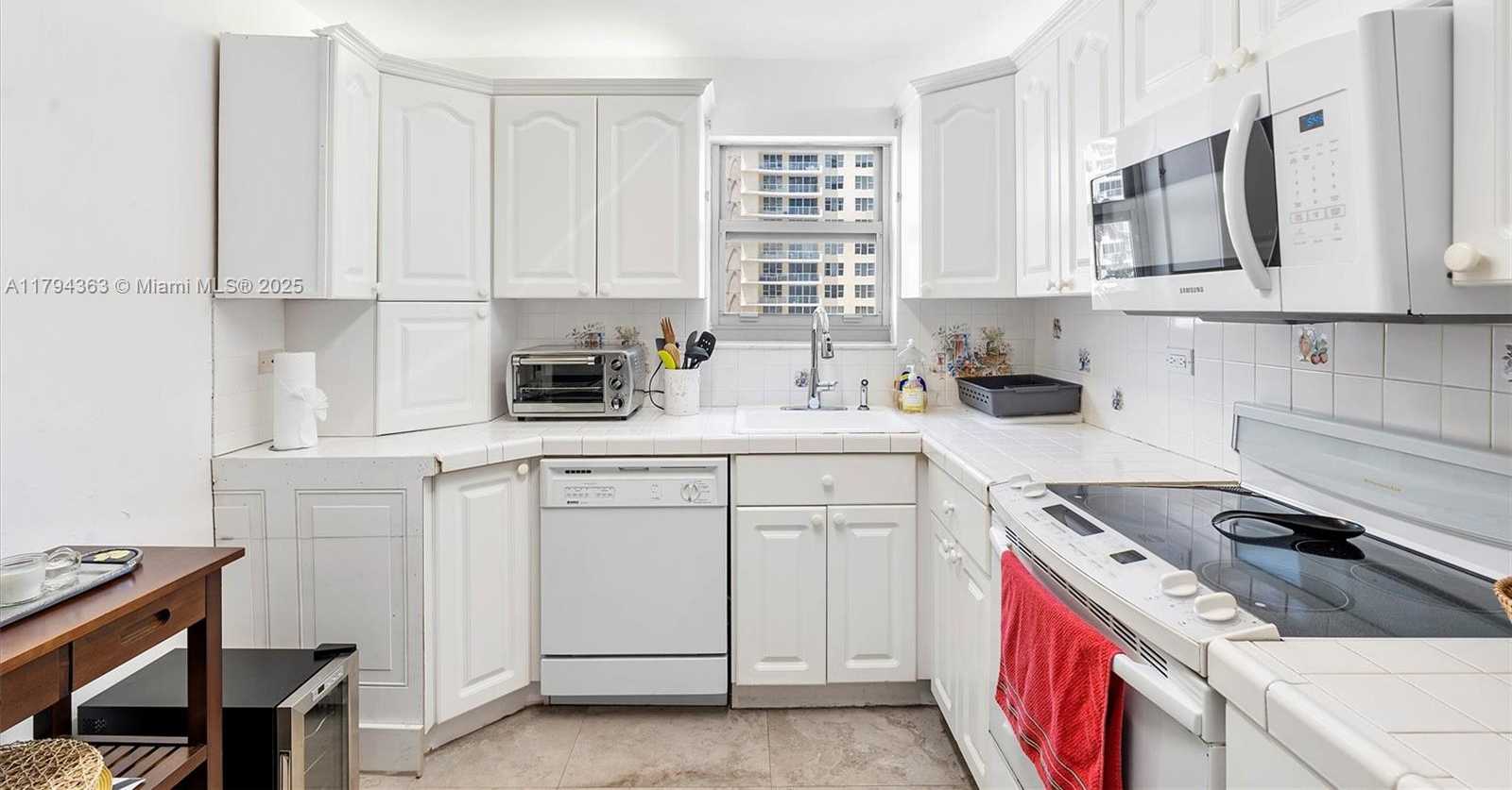 Small Image of 5555 COLLINS AVE #4B, Miami Beach Number 15