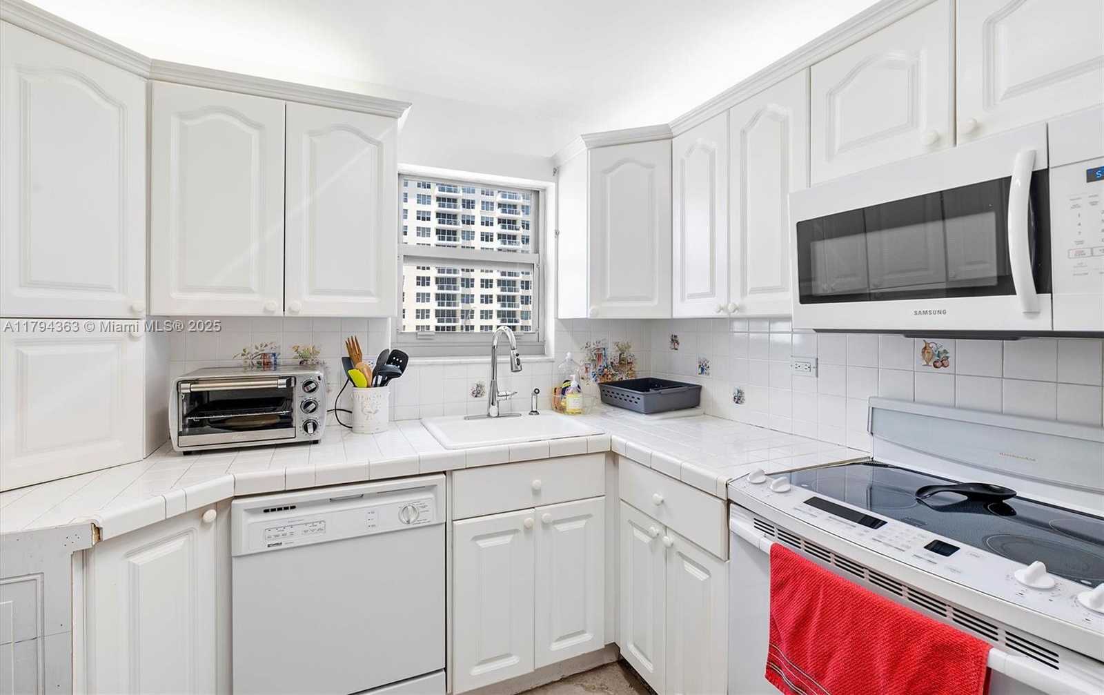 Small Image of 5555 COLLINS AVE #4B, Miami Beach Number 16
