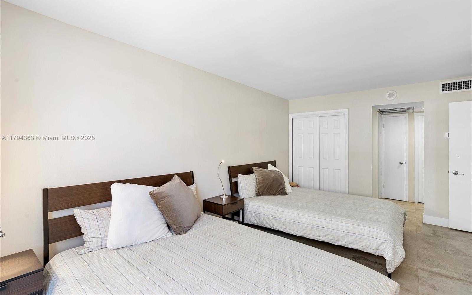 Small Image of 5555 COLLINS AVE #4B, Miami Beach Number 20