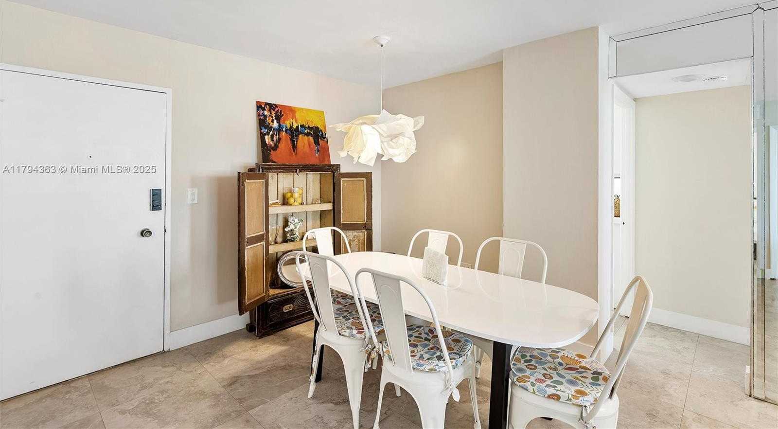 Small Image of 5555 COLLINS AVE #4B, Miami Beach Number 3