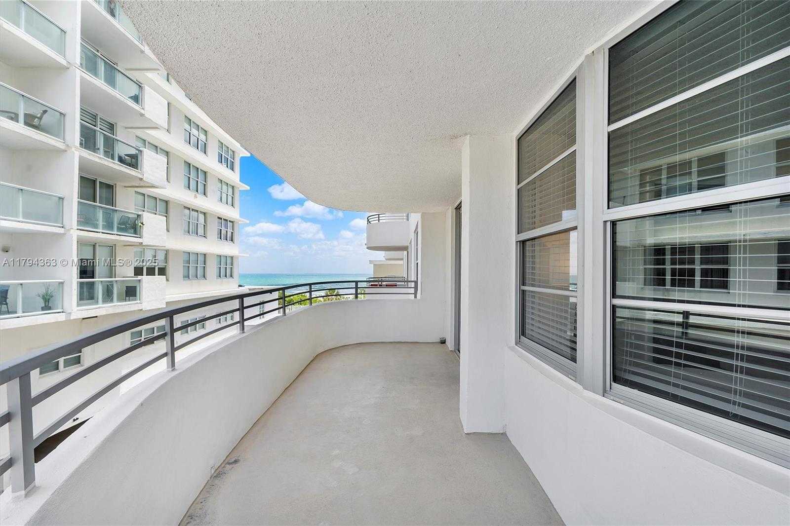 Small Image of 5555 COLLINS AVE #4B, Miami Beach Number 30