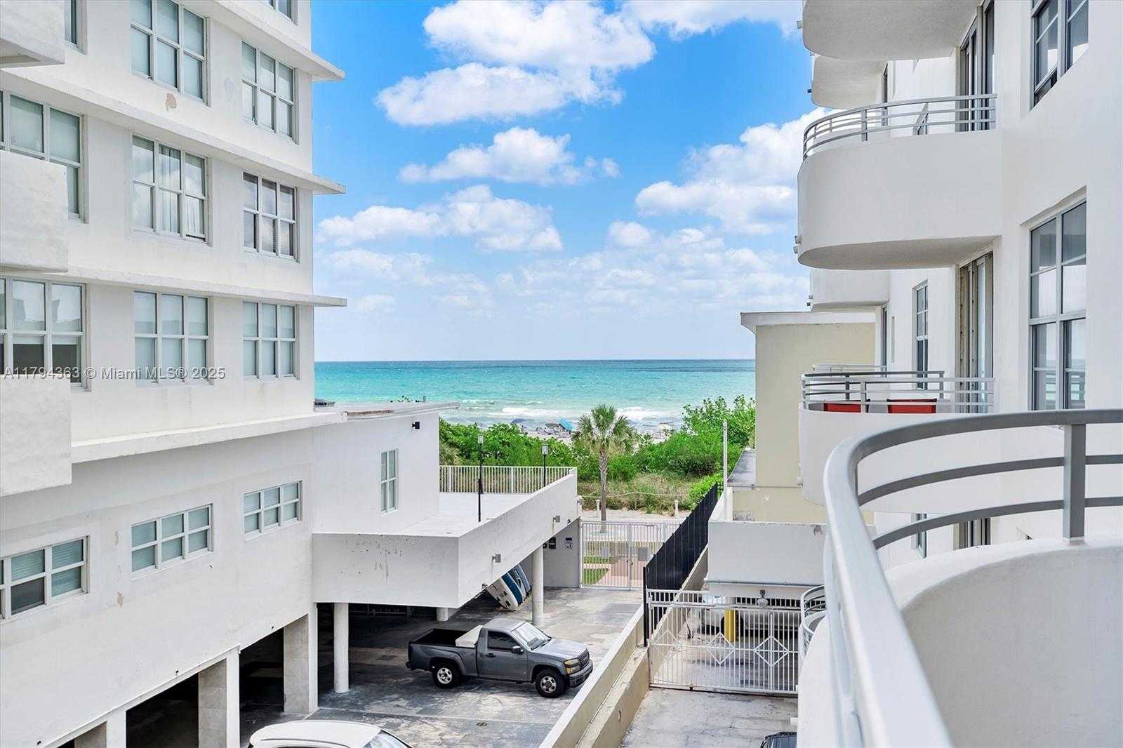 Small Image of 5555 COLLINS AVE #4B, Miami Beach Number 32