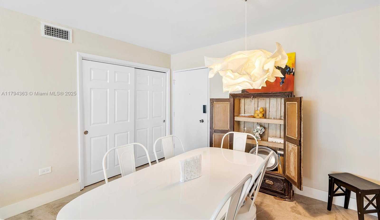 Small Image of 5555 COLLINS AVE #4B, Miami Beach Number 4