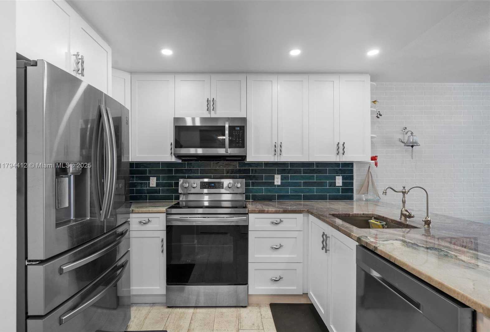 Small Image of 1228 WEST AVE #605, Miami Beach Number 2