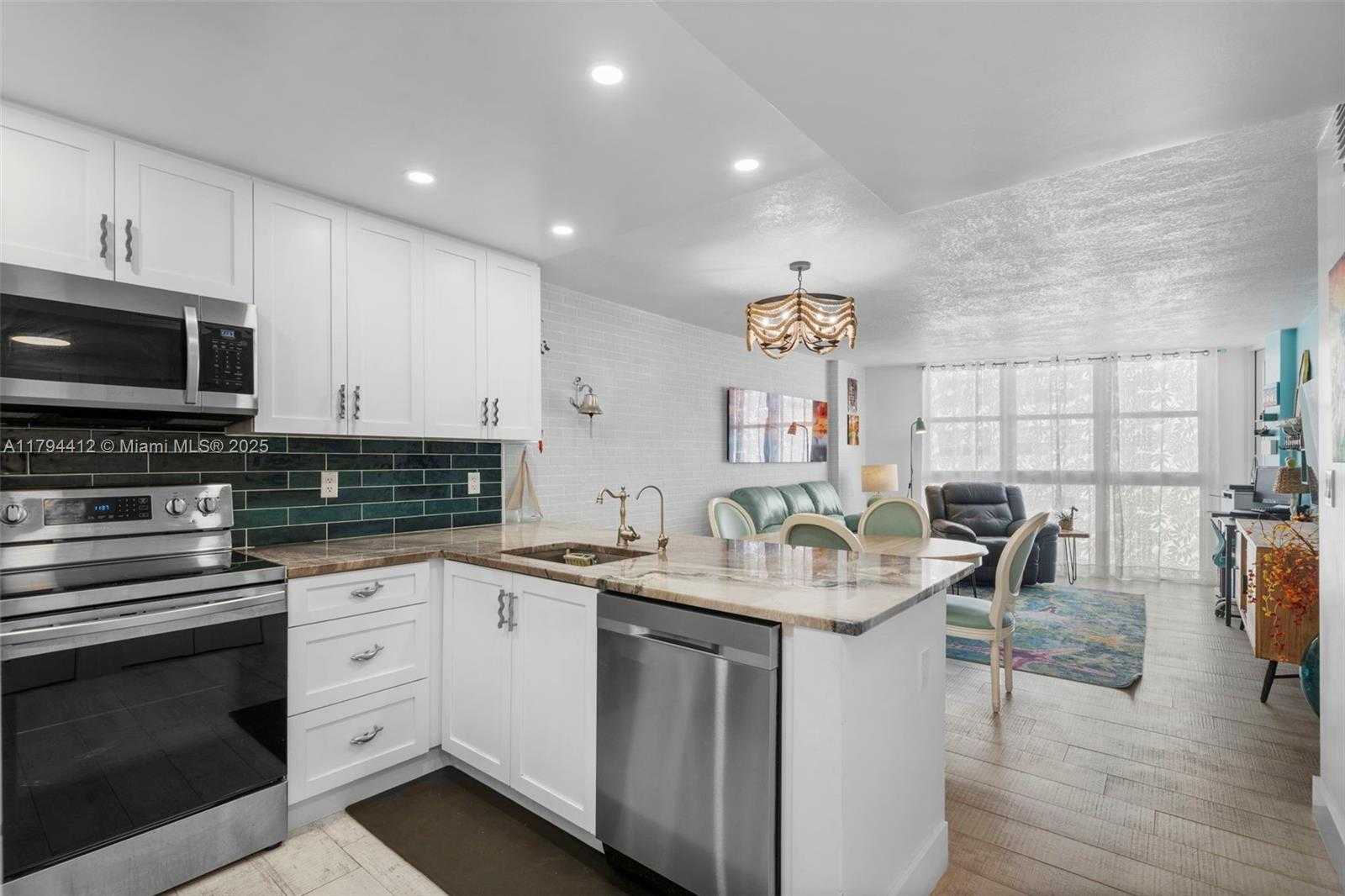 Small Image of 1228 WEST AVE #605, Miami Beach Number 3