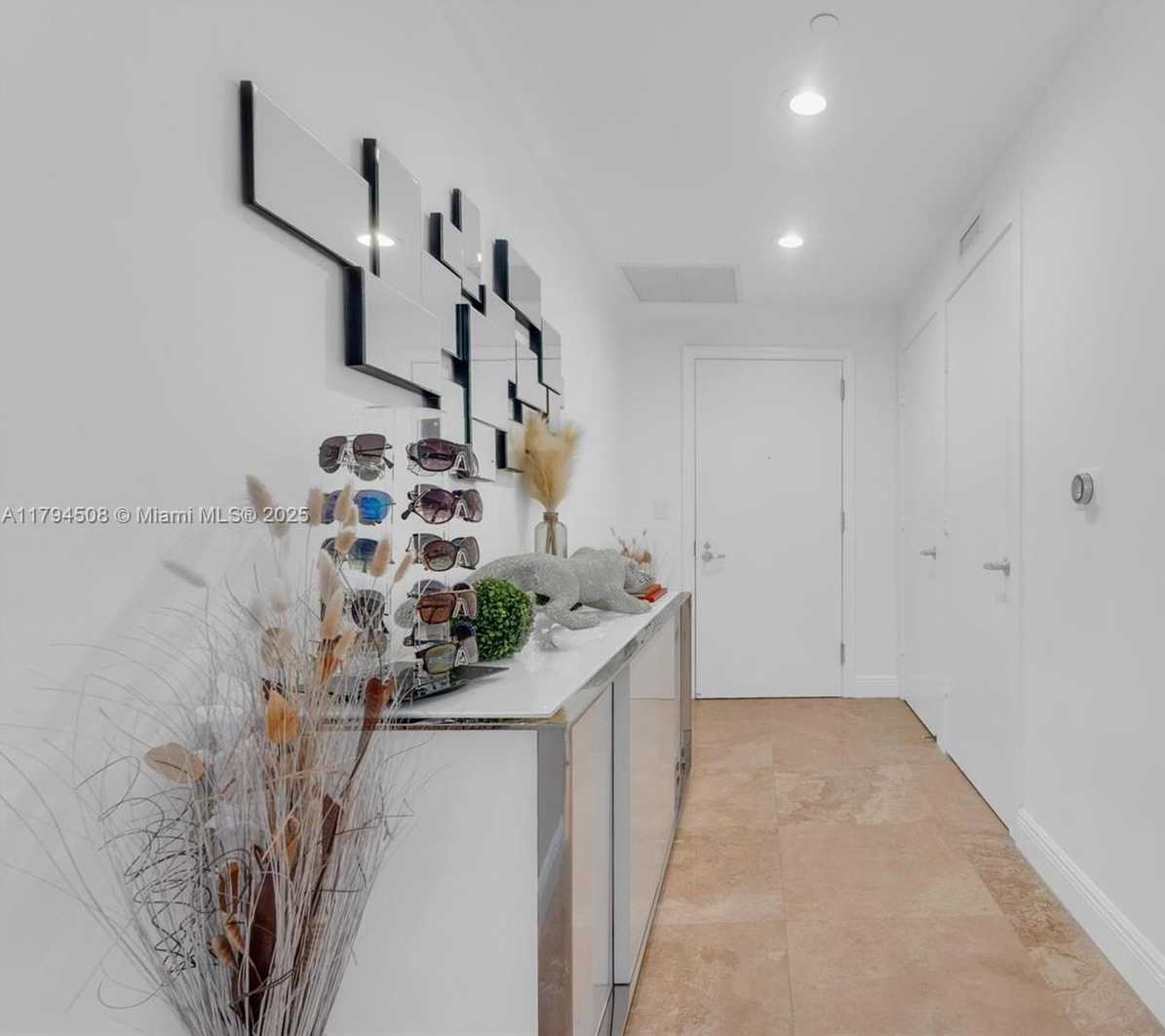 Small Image of 1050 Brickell Ave, Miami, FL 33131, USA Number 10
