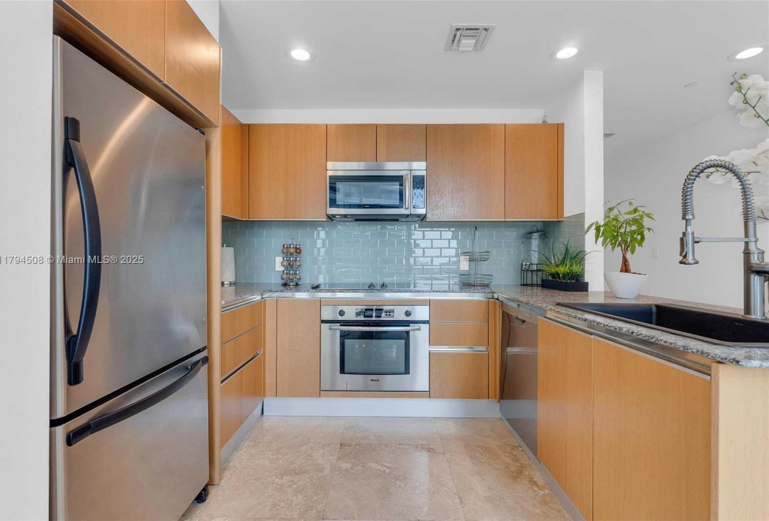 Small Image of 1050 Brickell Ave, Miami, FL 33131, USA Number 16