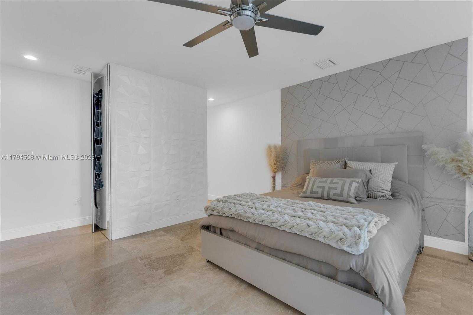 Small Image of 1050 Brickell Ave, Miami, FL 33131, USA Number 22
