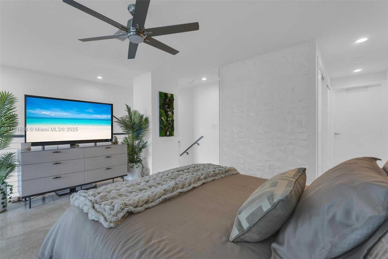 Small Image of 1050 Brickell Ave, Miami, FL 33131, USA Number 23