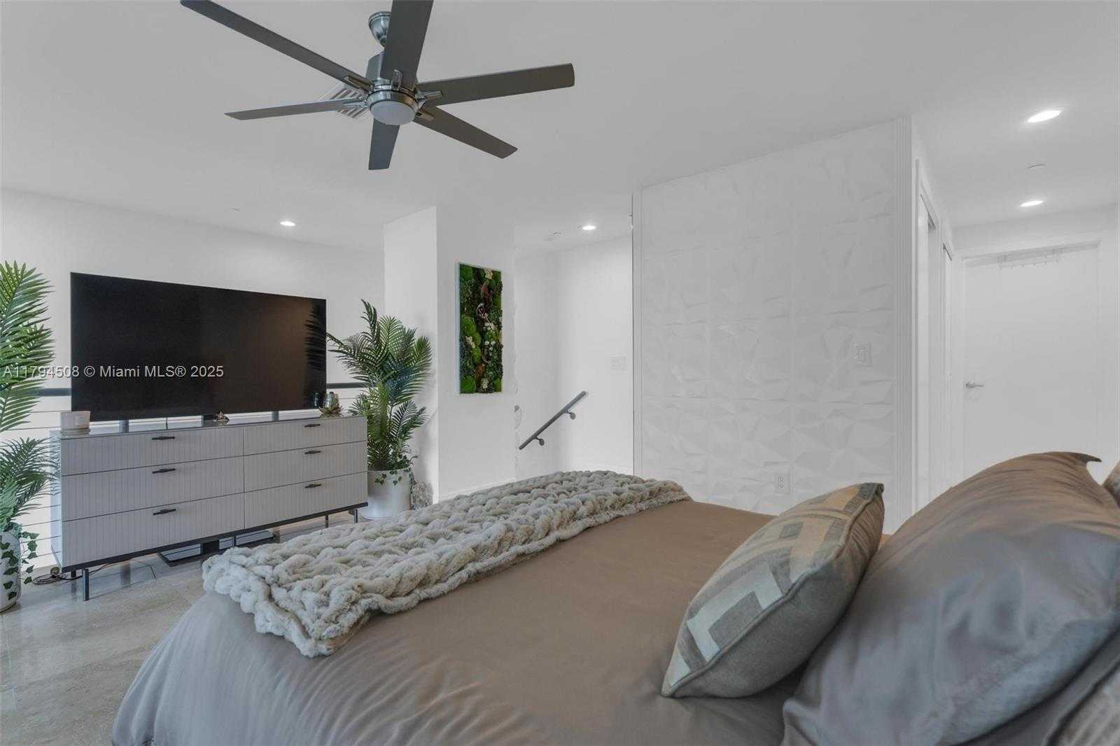 Small Image of 1050 Brickell Ave, Miami, FL 33131, USA Number 24
