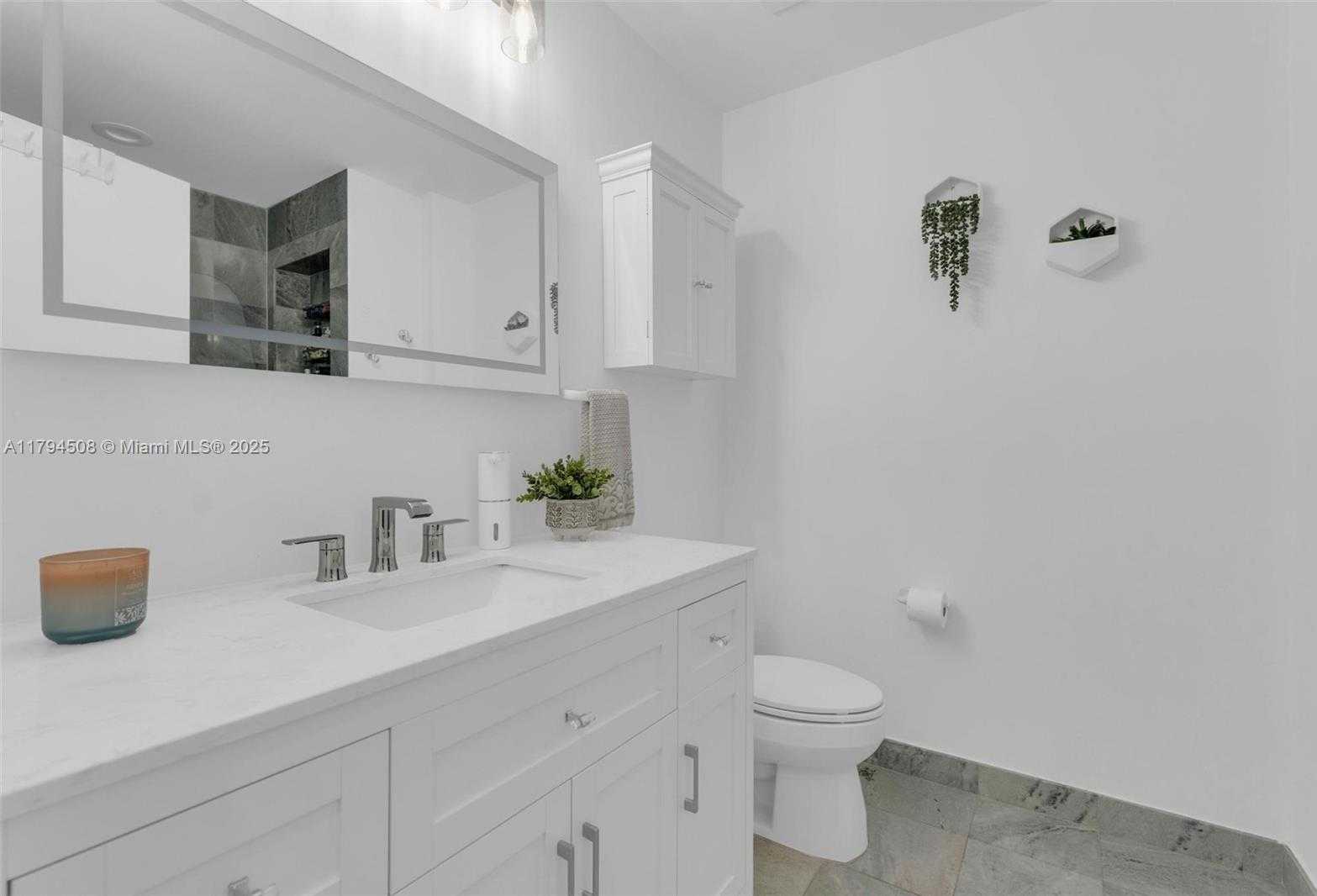 Small Image of 1050 Brickell Ave, Miami, FL 33131, USA Number 27