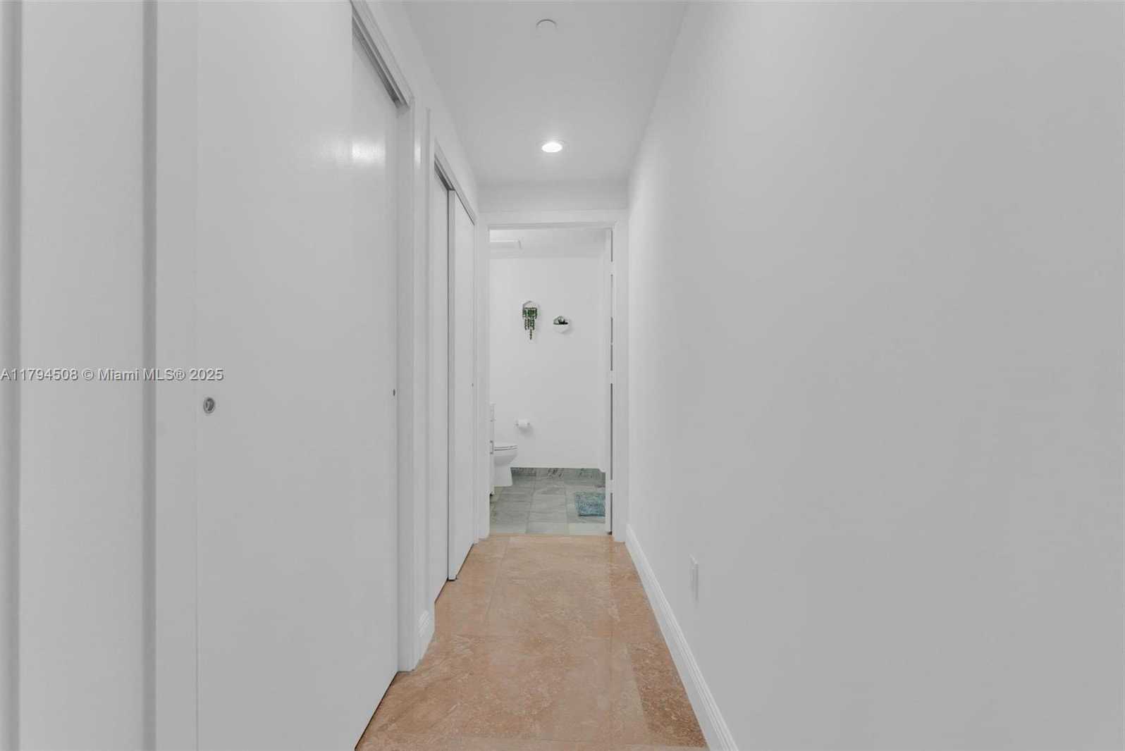 Small Image of 1050 Brickell Ave, Miami, FL 33131, USA Number 29