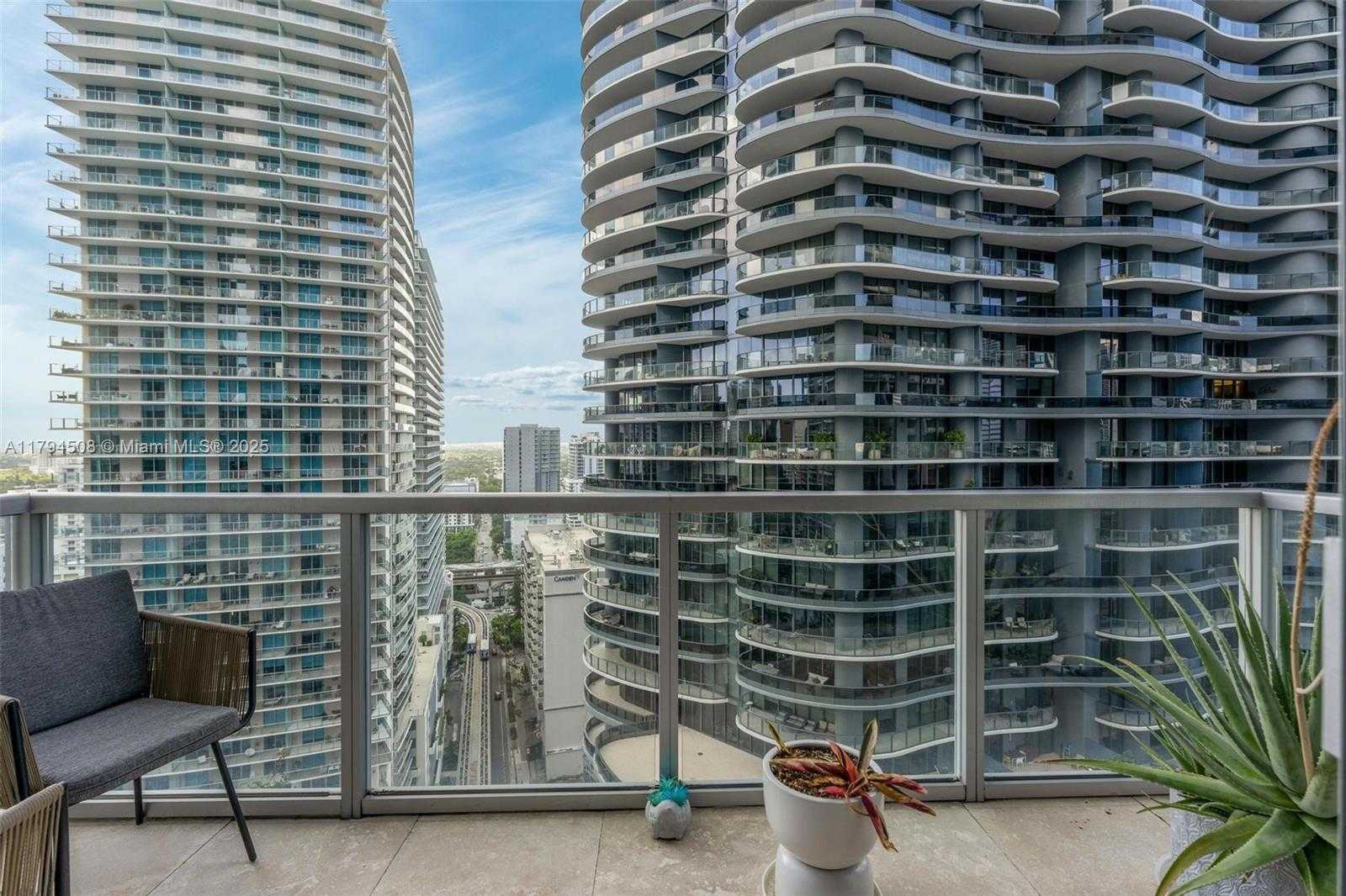 Small Image of 1050 Brickell Ave, Miami, FL 33131, USA Number 30