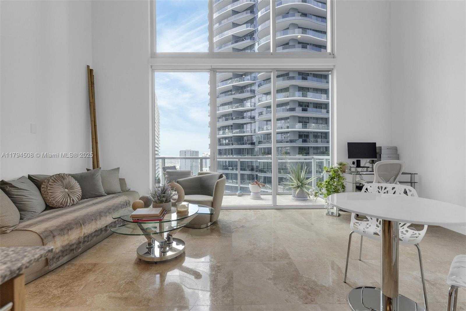 Small Image of 1050 Brickell Ave, Miami, FL 33131, USA Number 5
