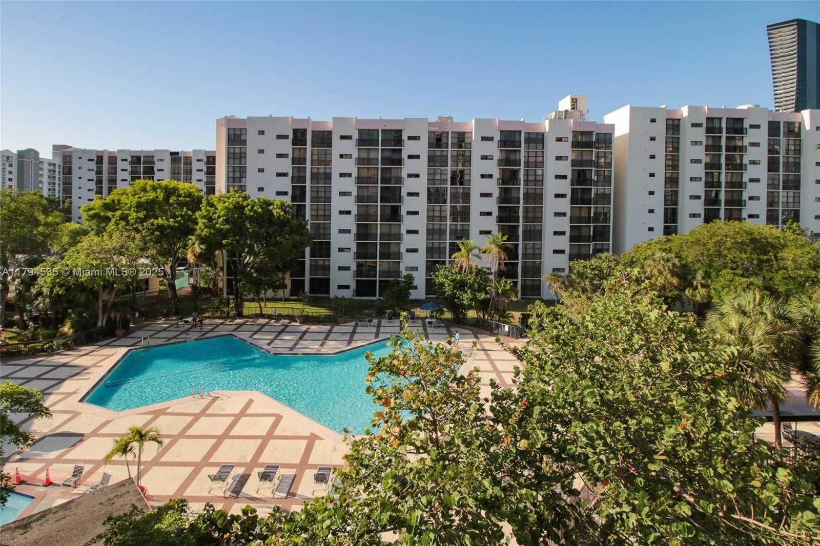 Small Image of 16919 NORTH BAY RD #505, Sunny Isles Beach Number 4