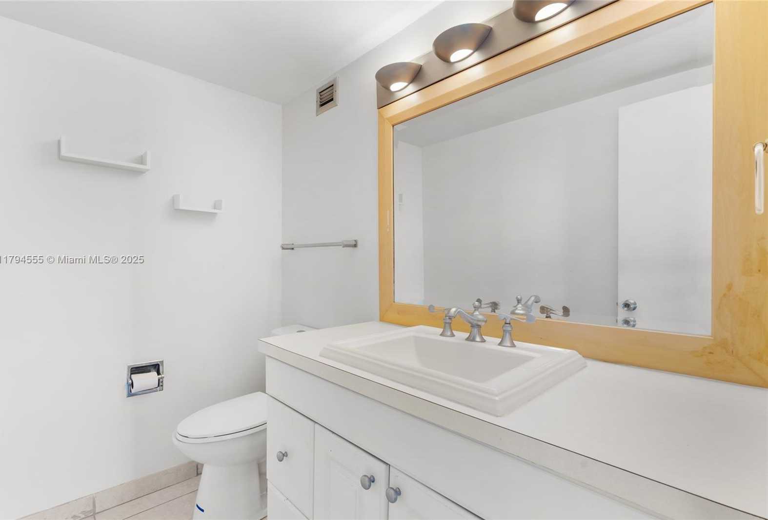 Small Image of 11111 BISCAYNE BLVD #10H, Miami Number 8
