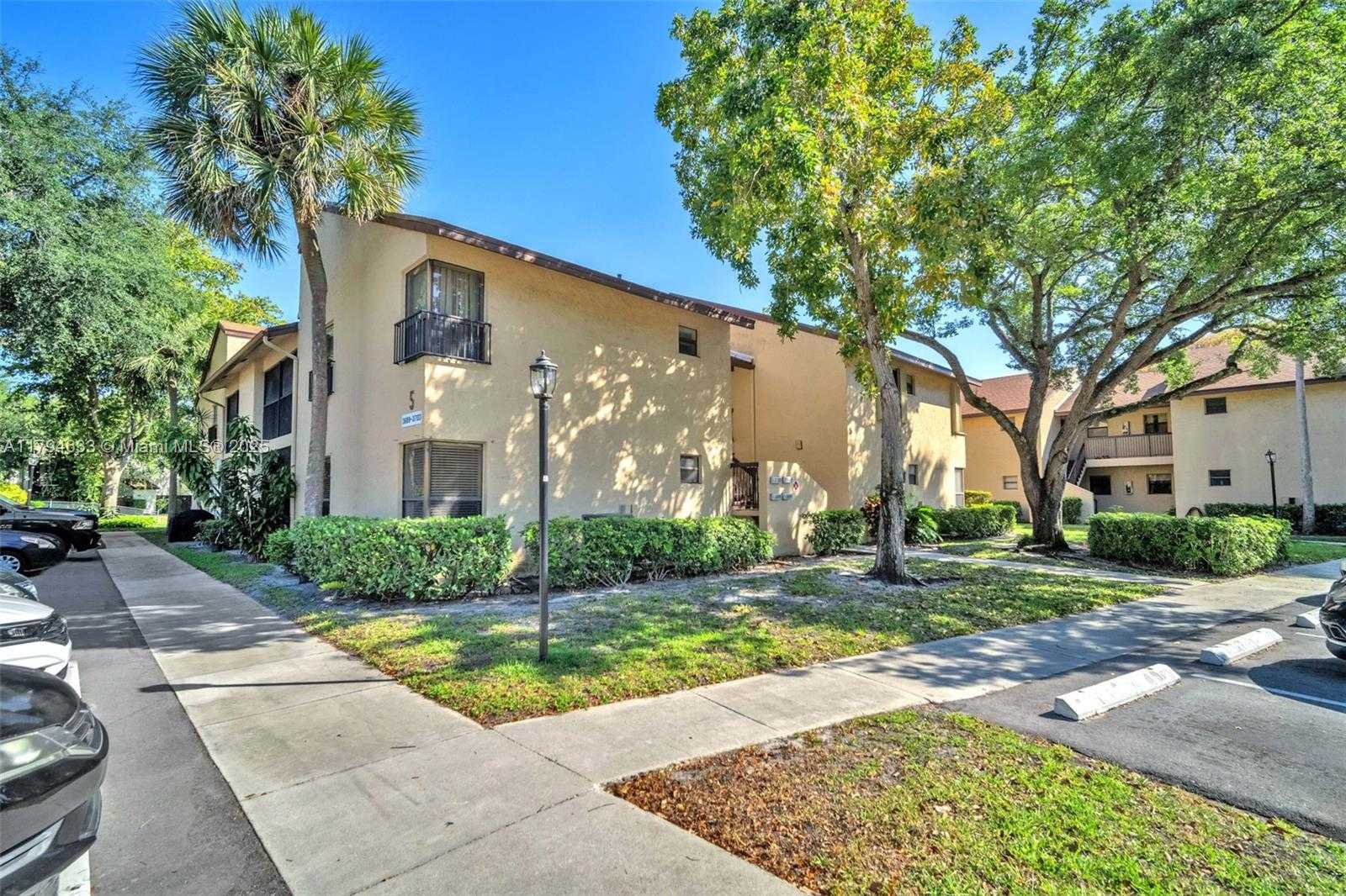 Small Image of 3699 COCOPLUM CIR #3538, Coconut Creek Number 29