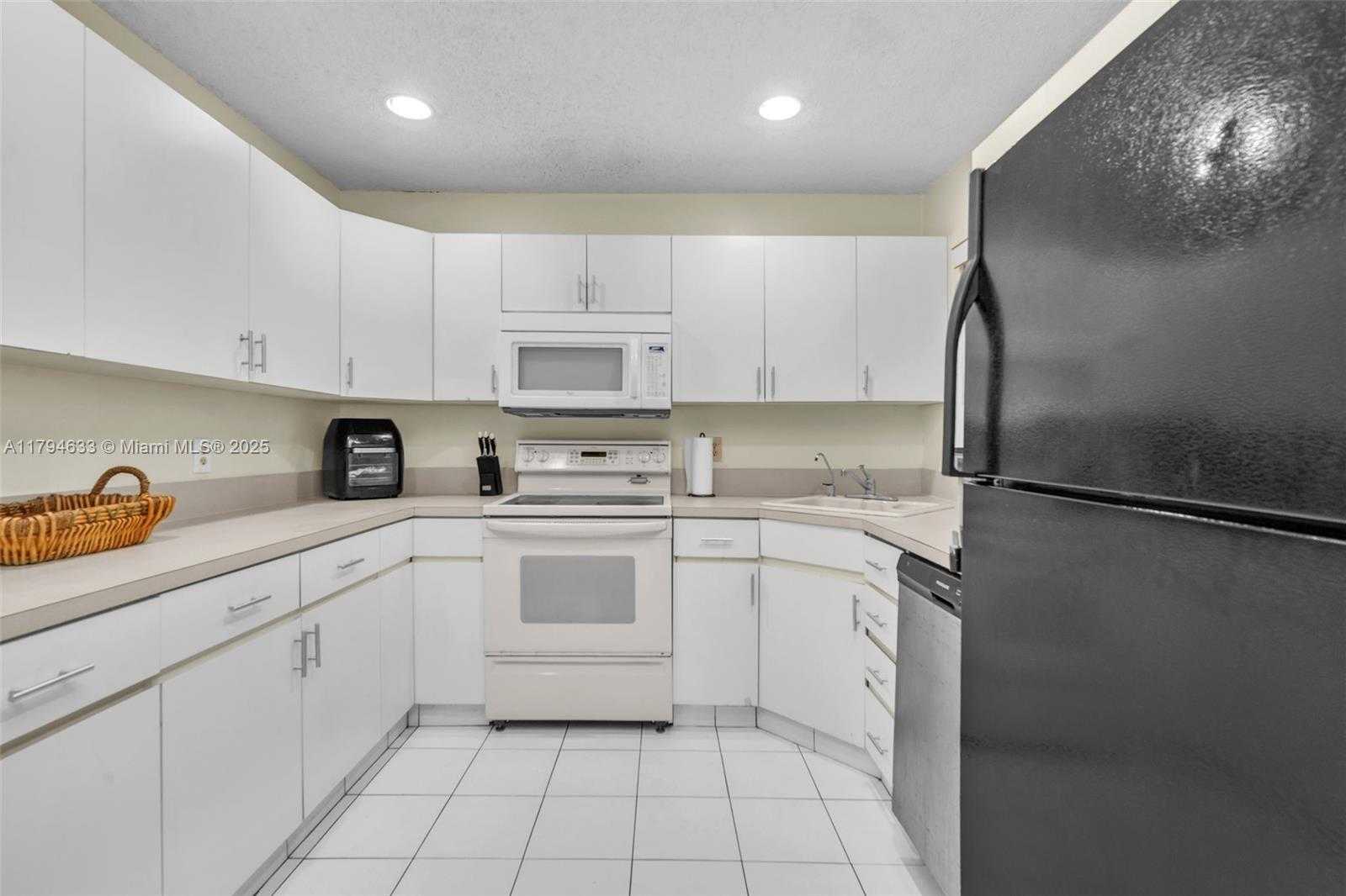 Small Image of 3699 COCOPLUM CIR #3538, Coconut Creek Number 4