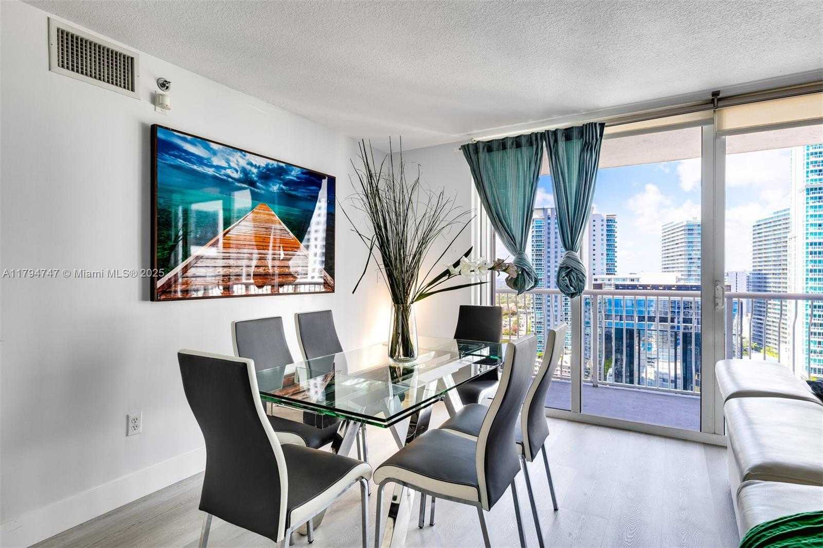 Small Image of 1200 BRICKELL BAY DR #2923, Miami Number 4