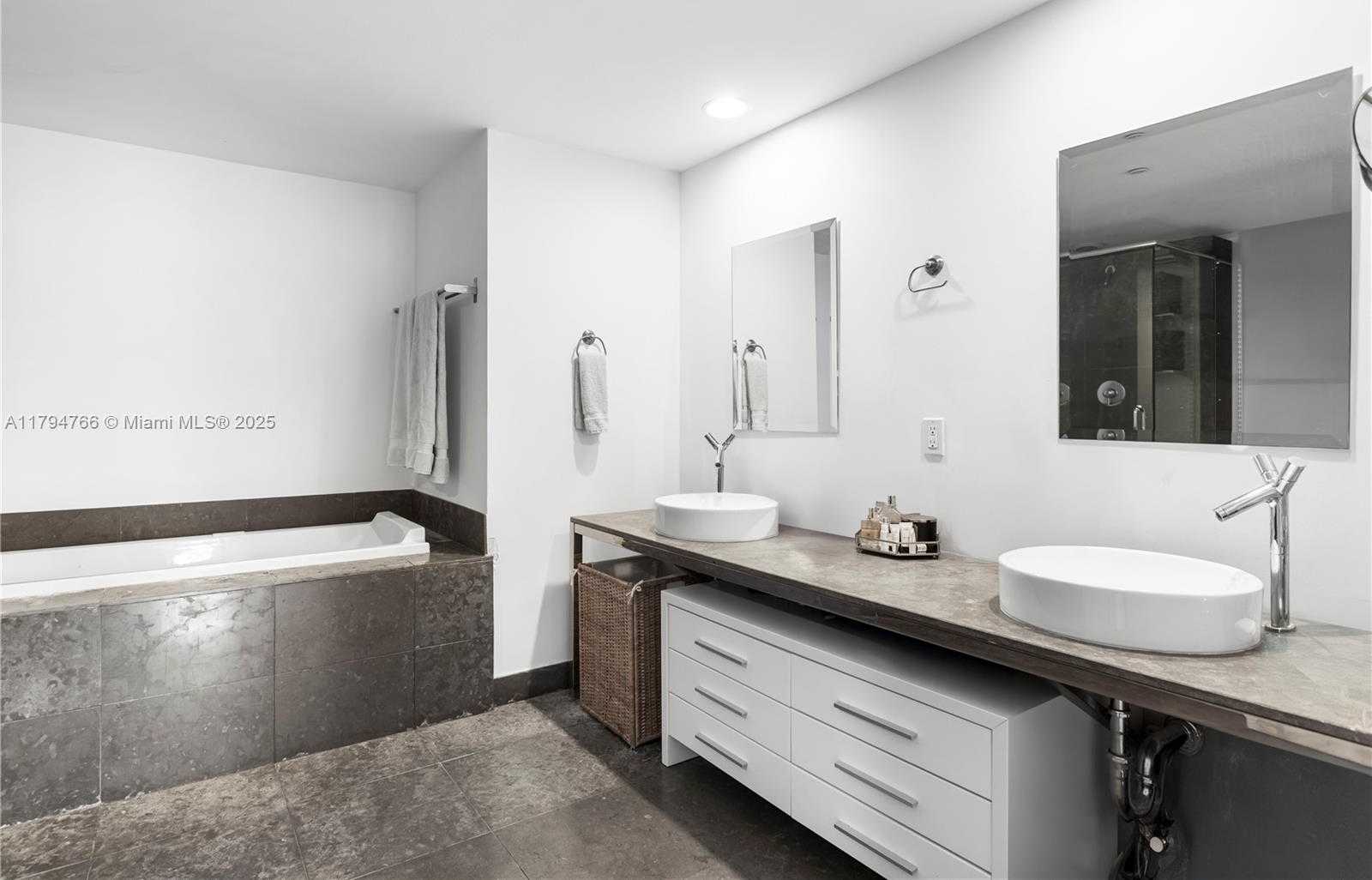 Small Image of 495 BRICKELL AVE #1001, Miami Number 11